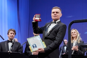 Фонд памяти Арно Бабаджаняна наградил юбилейной медалью Губернаторский духовой оркестр 